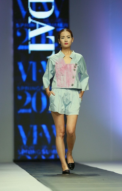 Nguồn năng lượng lớn “phát sáng” từ thế hệ thiết kế trẻ - 20 Tiến Đạt (Giải 3 Mực Tím Style) nhẹ
nhàng với xuân hè bằng vệt màu chuyển động vẽ bằng tay.