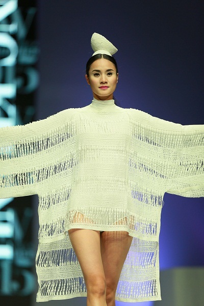 Nguồn năng lượng lớn “phát sáng” từ thế hệ thiết kế trẻ - 21 Tiến Đạt (Giải 3 Mực Tím Style) nhẹ
nhàng với xuân hè bằng vệt màu chuyển động vẽ bằng tay.