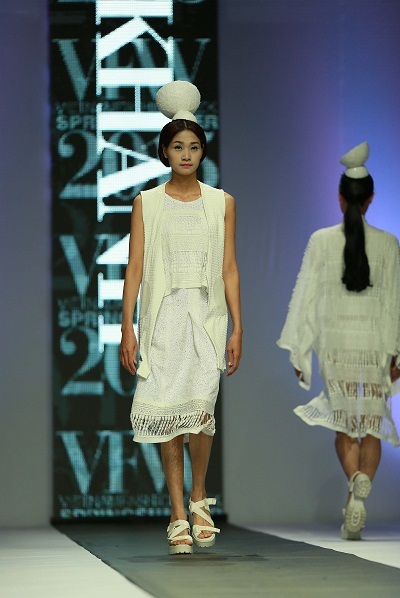 Nguồn năng lượng lớn “phát sáng” từ thế hệ thiết kế trẻ - 22 Tiến Đạt (Giải 3 Mực Tím Style) nhẹ
nhàng với xuân hè bằng vệt màu chuyển động vẽ bằng tay.