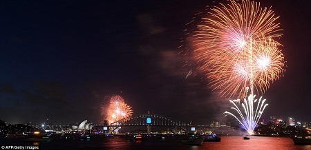 Năm 2015 đã “gõ cửa”! - 21 Người
dân Sydney sớm đổ ra đường từ sáng để tìm được cho mình một chỗ ngắm pháo hoa
ưng ý.