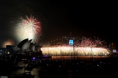 Năm 2015 đã “gõ cửa”! - 23 Người
dân Sydney sớm đổ ra đường từ sáng để tìm được cho mình một chỗ ngắm pháo hoa
ưng ý.