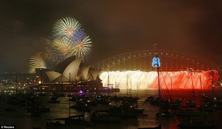 Năm 2015 đã “gõ cửa”! - 24 Người
dân Sydney sớm đổ ra đường từ sáng để tìm được cho mình một chỗ ngắm pháo hoa
ưng ý.