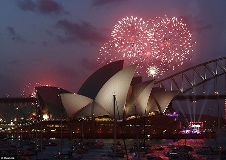 Năm 2015 đã “gõ cửa”! - 25 Người
dân Sydney sớm đổ ra đường từ sáng để tìm được cho mình một chỗ ngắm pháo hoa
ưng ý.