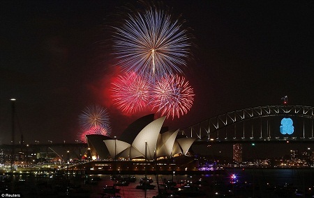 Năm 2015 đã “gõ cửa”! - 26 Người
dân Sydney sớm đổ ra đường từ sáng để tìm được cho mình một chỗ ngắm pháo hoa
ưng ý.