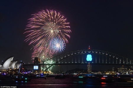 Năm 2015 đã “gõ cửa”! - 22 Người
dân Sydney sớm đổ ra đường từ sáng để tìm được cho mình một chỗ ngắm pháo hoa
ưng ý.