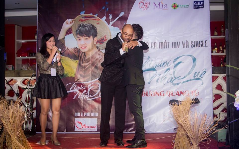 Thí sinh Việt Nam GotTalent David C.Murray thán phục “Người nhà quê” - 1 David C. Murray lên sân khấu ôm chầm lấy Dương Quang Tú vì thán phục giọng ca Người Nhà Quê