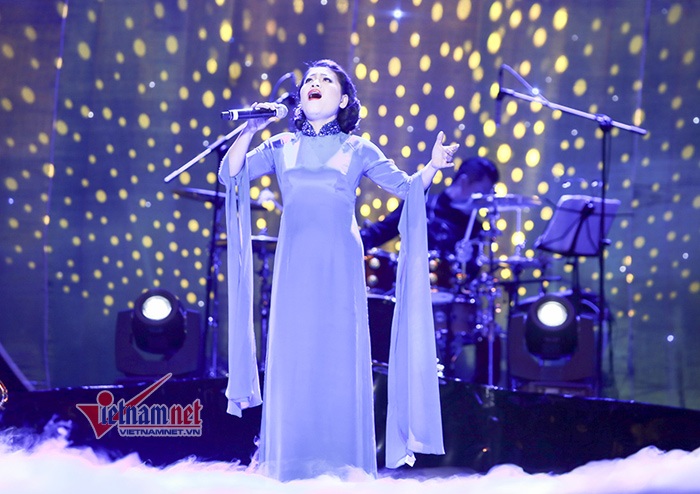 Ngắm áo dài 1 tỉ đồng của Anh Thơ - 8 Những chiếc áo dài cách điệu được Anh Thơ mặc trong liveshow