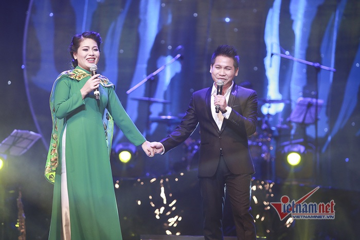 Ngắm áo dài 1 tỉ đồng của Anh Thơ - 9 Những chiếc áo dài cách điệu được Anh Thơ mặc trong liveshow