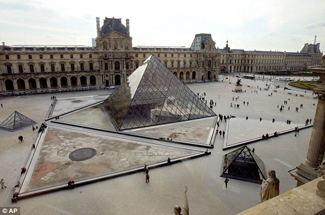 Trong khó khăn, nước Pháp sẽ bán... “nàng Mona Lisa”? - 3 Viện
bảo tàng Louvre hiện có rất nhiều tác phẩm nghệ thuật nằm “chất đống” trong
kho.