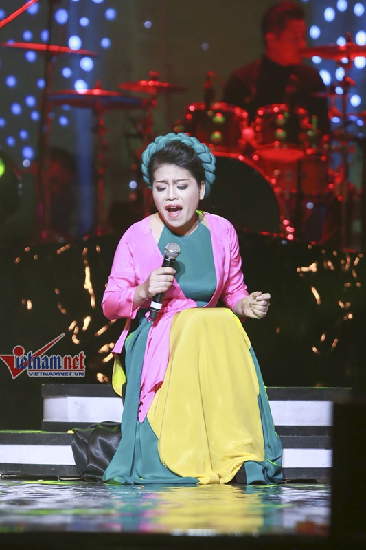 Ngắm áo dài 1 tỉ đồng của Anh Thơ - 11 Áo yếm cách tân.