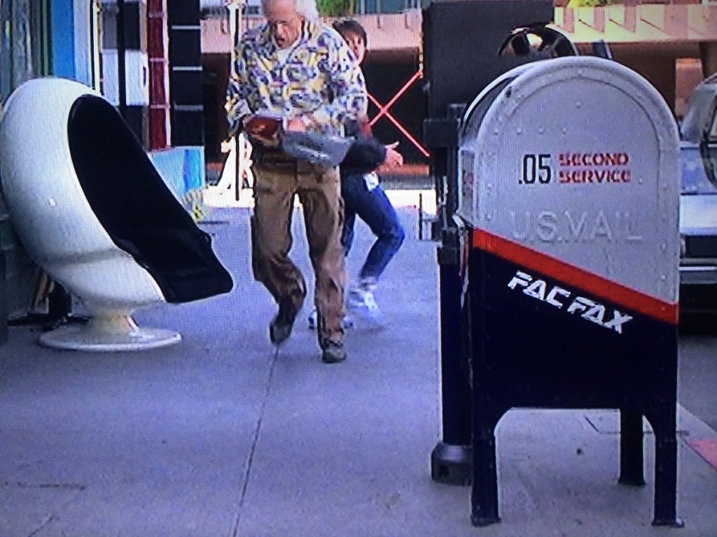 Ngày nay, người ta chuộng
email hơn là máy fax.