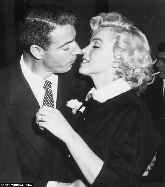 Ai là người đàn ông yêu Marilyn Monroe nhất? - 3 Cặp đôi nhanh
chóng đi đến hôn nhân. Họ kết hôn và rồi ly hôn chỉ trong một năm 1954.