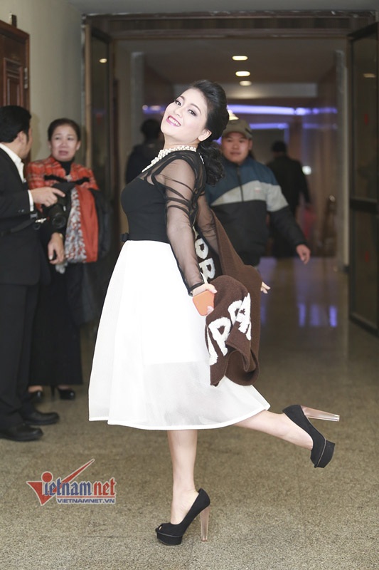 Ngắm áo dài 1 tỉ đồng của Anh Thơ - 1 Anh Thơ điệu đà hậu trường trước liveshow.