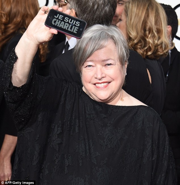 Huy hiệu “Tôi là Charlie” tràn ngập thảm đỏ Quả Cầu Vàng - 5 Nữ
diễn viên Kathy Bates và khẩu hiệu “Je suis Charlie” viết trên điện thoại của
cô.
