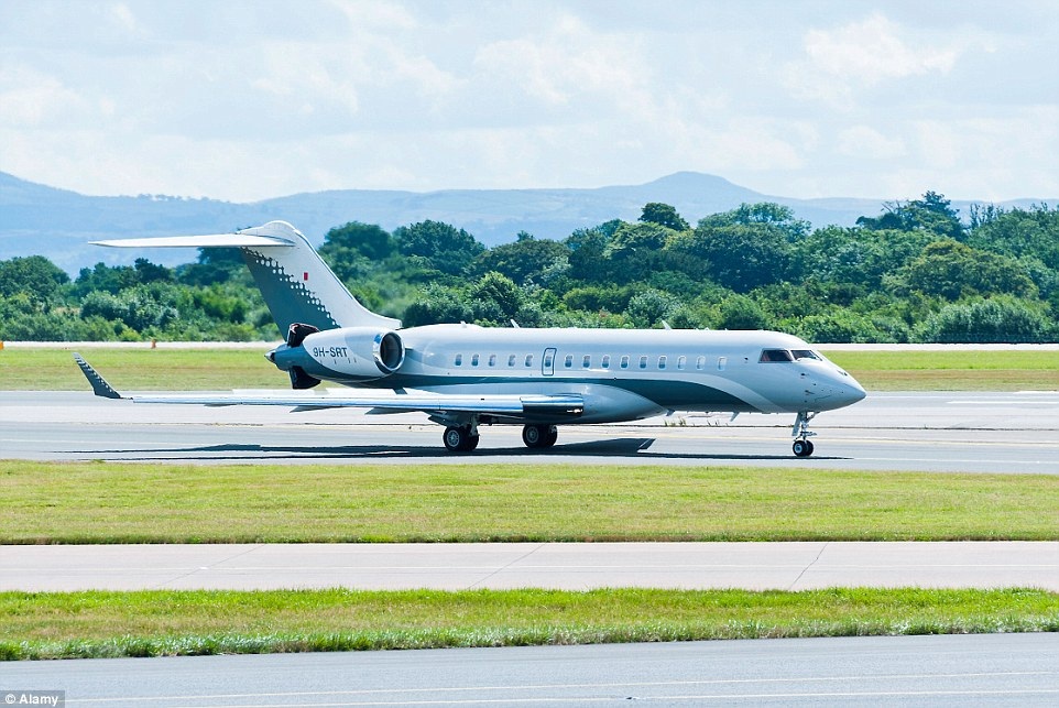 Ngắm những chuyên cơ xa xỉ của các ngôi sao nổi tiếng - 6 Giá
trị của một chiếc Bombardier Global Express vào khoảng 42 triệu đô la (893 tỉ đồng).