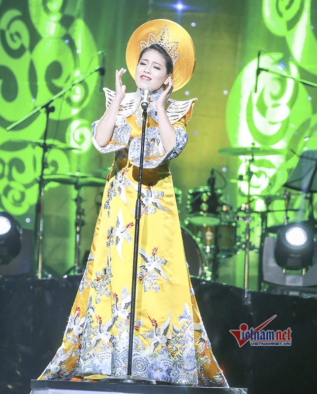 Ngắm áo dài 1 tỉ đồng của Anh Thơ - 2 Anh Thơ và chiếc áo dài 1 tỉ.