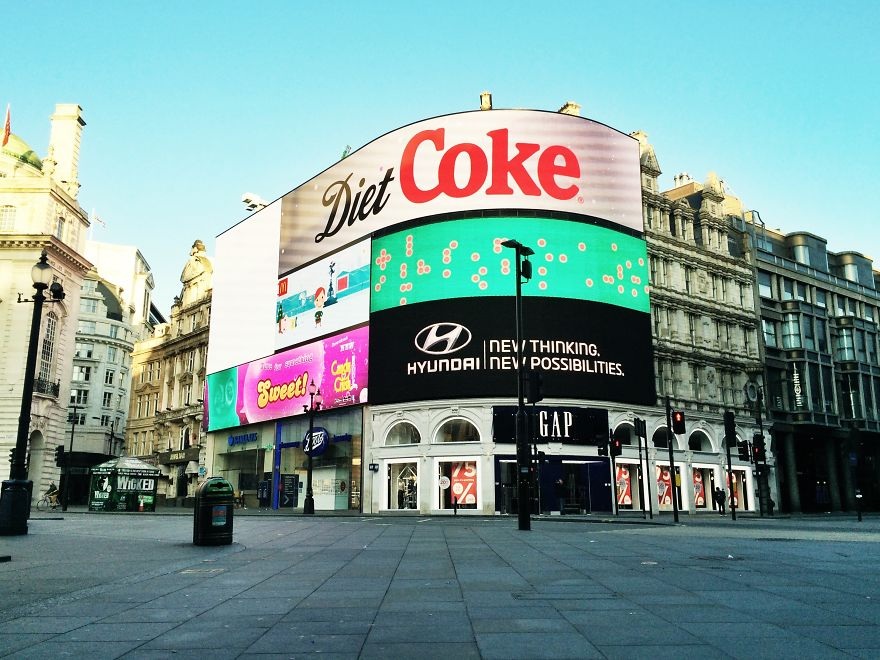 Hình ảnh những đường phố vắng lặng trong ngày đầu năm - 2 Ngã tư Piccadilly Circus