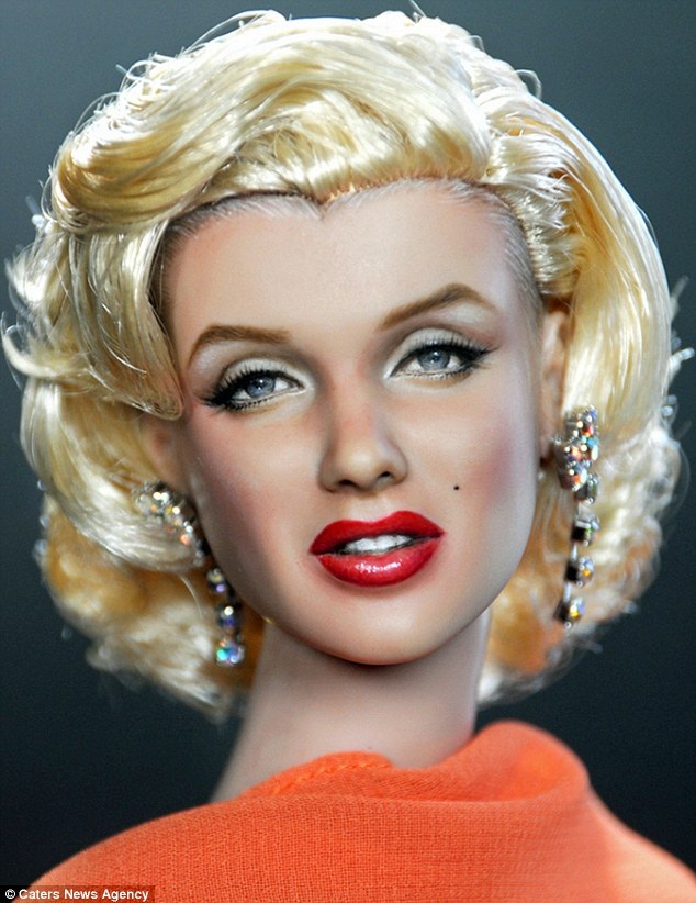Những búp bê có giá 110 triệu đồng - 3 Một
cô búp bê giống hệt “biểu tượng sex” Marilyn Monroe.
