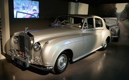 Những siêu xe khiến khán giả choáng ngợp của James Bond - 22 … Hay chiếc 1937 Rolls-Royce
Phantom III xuất hiện trong “Goldfinger” (Ngón tay vàng - 1964).