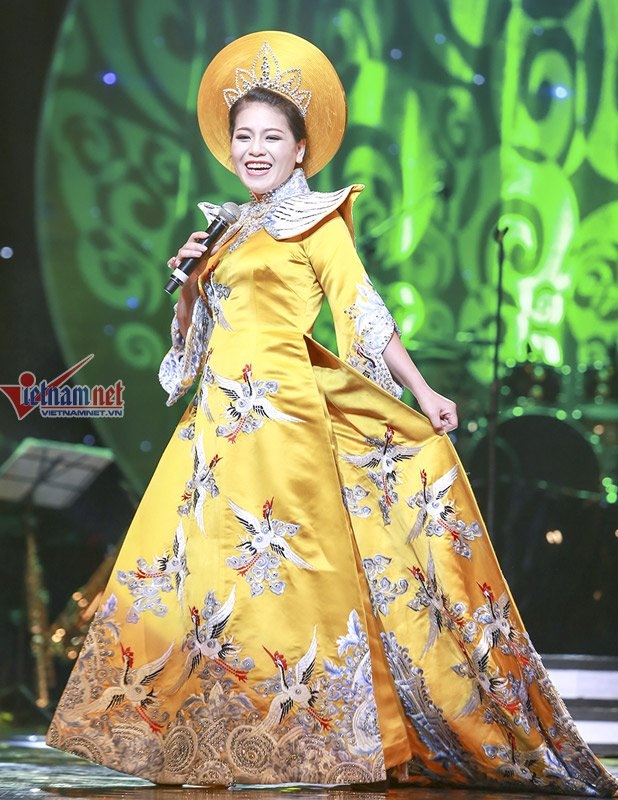 Ngắm áo dài 1 tỉ đồng của Anh Thơ - 3 Anh Thơ và chiếc áo dài 1 tỉ.