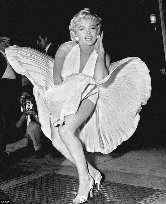 Ai là người đàn ông yêu Marilyn Monroe nhất? - 8 Joe luôn khó chịu
với việc Marilyn khoe da thịt trước công chúng.