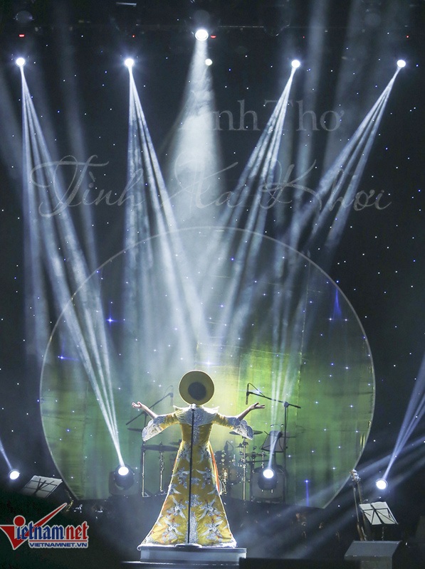 Ngắm áo dài 1 tỉ đồng của Anh Thơ - 4 Anh Thơ và chiếc áo dài 1 tỉ.