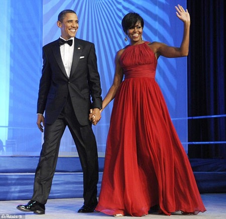 “Sai sót” khó tin về trang phục của Đệ nhất phu nhân Mỹ - 9 Phu
nhân Obama (trái) và nhân vật Alicia Florrick trong phim “The Good Wife” (phải).