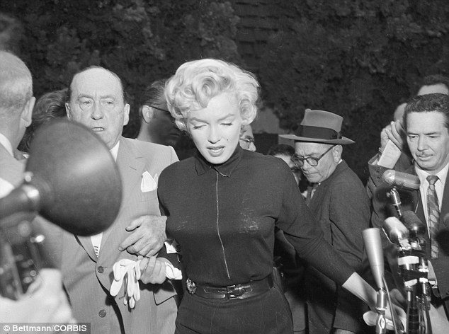 Ai là người đàn ông yêu Marilyn Monroe nhất? - 7 Joe thường đối xử
với Marilyn rất dịu dàng nhưng trong cơn giận dữ, anh là người khá bạo lực.