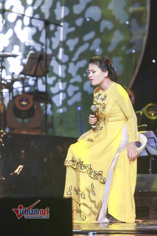 Ngắm áo dài 1 tỉ đồng của Anh Thơ - 5 Những chiếc áo dài cách điệu được Anh Thơ mặc trong liveshow