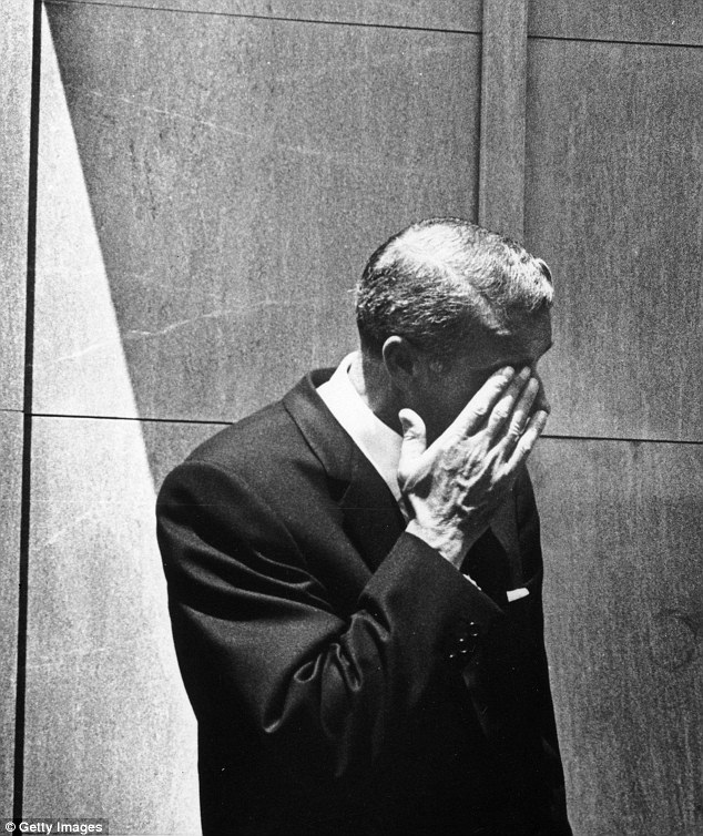 Ai là người đàn ông yêu Marilyn Monroe nhất? - 9 Joe luôn khó chịu
với việc Marilyn khoe da thịt trước công chúng.