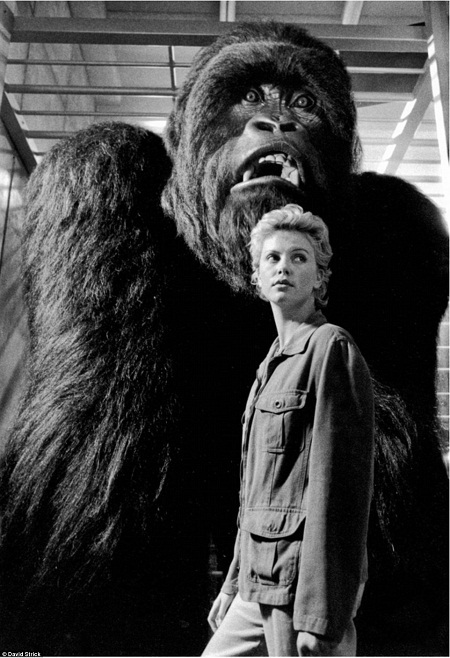 Nhiếp ảnh gia chuyên đi chụp hình “bêu xấu” Hollywood - 3 “Mighty
Joe Young” (1998): Nữ diễn viên Charlize Theron đứng bên cạnh một hình nộm khỉ
đột.