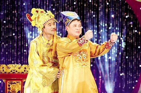 Quốc Khánh: “Mười mấy năm đóng Ngọc Hoàng duy nhất một lần được “sướng” - 1 Nghệ sĩ Quốc Khánh (trái) trong một chương trình “Táo quân”. Ảnh: TL