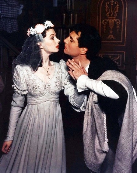 Cặp
đôi xuất hiện trên sân khấu của vở “Romeo và Juliet” năm 1940, cùng năm này, họ
kết hôn.