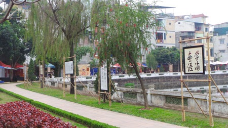 Xung quanh Hồ Văn những
ngày này là hơn 70 tác phẩm thư pháp xoay quanh chủ đề khuyến học.