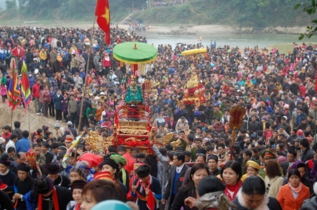 Đầu xuân thăm những ngôi đền nổi tiếng trên thượng nguồn sông Hồng - 2 Quang cảnh lễ hội đền Đông Cuông ( Yên Bái). Ảnh: BYB