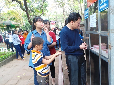 Dòng người đổ về Văn Miếu xin chữ đầu xuân