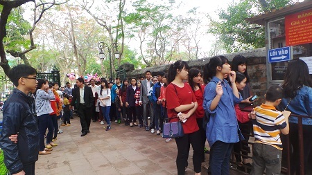 Nhờ có 3 điểm bán vé
nên lối cửa chính ra vào Văn Miếu không bị ùn tắc.