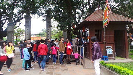 Dòng người xếp hàng trật
tự ở trước các quầy bán vé vào cửa.