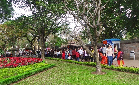 Dòng người xếp hàng trật
tự ở trước các quầy bán vé vào cửa.