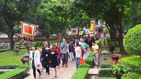 Dòng người xếp hàng trật
tự ở trước các quầy bán vé vào cửa.