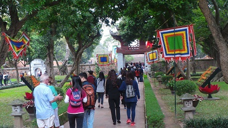 Văn Miếu - Quốc Tử Giám
những ngày này được trang trí rực rỡ với cờ và các chậu hoa tươi 