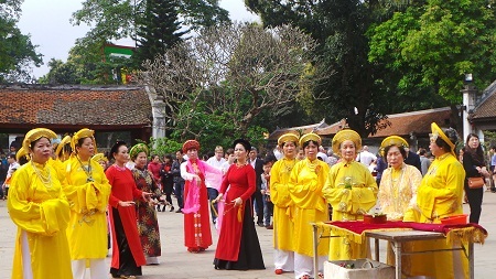 Một màn tế lễ bên trong
khu Văn Miếu.