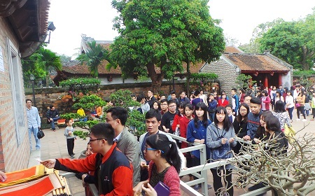 Những ngày này, khu vực
viết chữ của các ông đồ luôn có hàng dài du khách đứng chờ vào xin chữ.