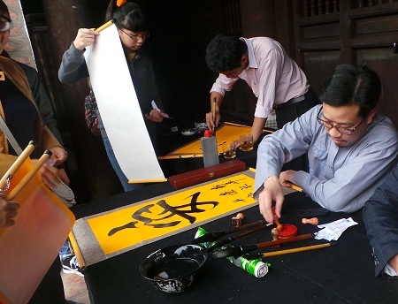 Trước một bàn xin chữ.