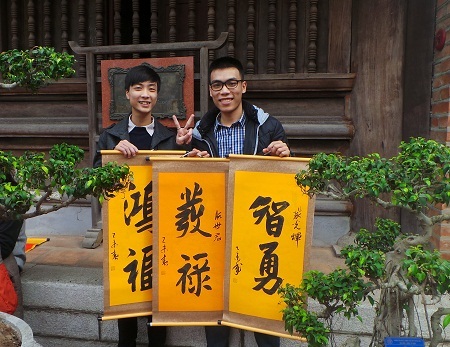 Hai sĩ tử xin chữ để cầu
may mắn trong sự học.