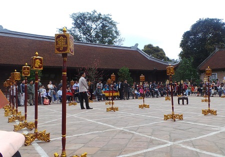 Cuộc thi cờ tướng trong
sân Văn Miếu.