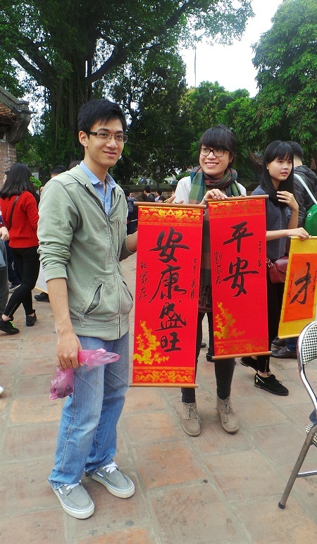 Hai bạn trẻ đi xin chữ
đầu năm.