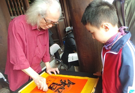 Ông đồ cho chữ.