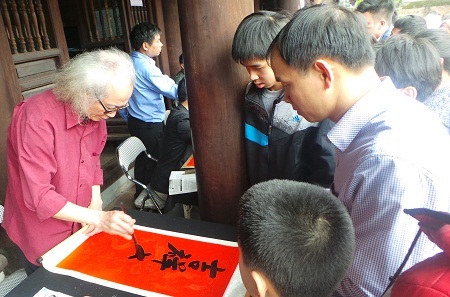 Ông đồ cho chữ.