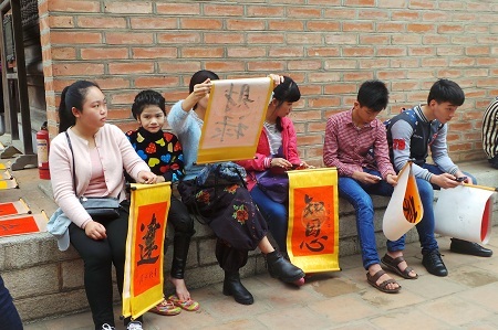 Ngồi chờ mực khô.